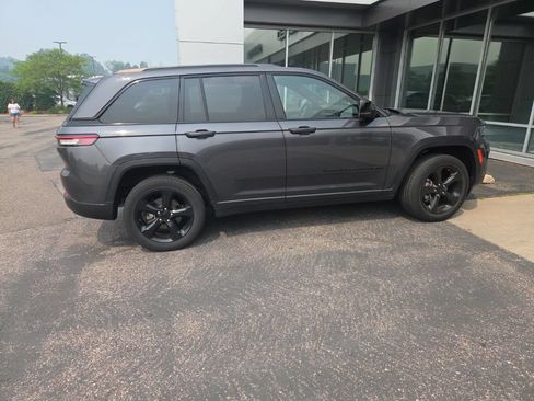 Used 2023 Jeep Grand Cherokee Altitude AWD/4WD image 25