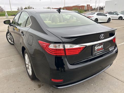 Used 2015 Lexus ES 300h w/ Navigation System Package FWD image 4