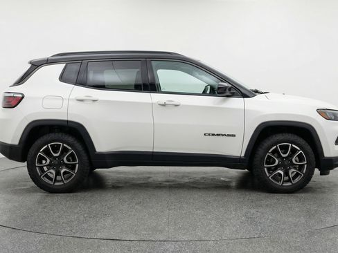Used 2025 Jeep Compass Trailhawk AWD/4WD image 11
