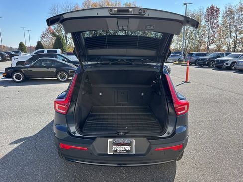 Used 2026 Volvo XC40 B4 Plus w/ Climate Package FWD image 10