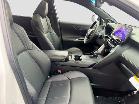 Used 2024 Toyota Venza Limited image 28