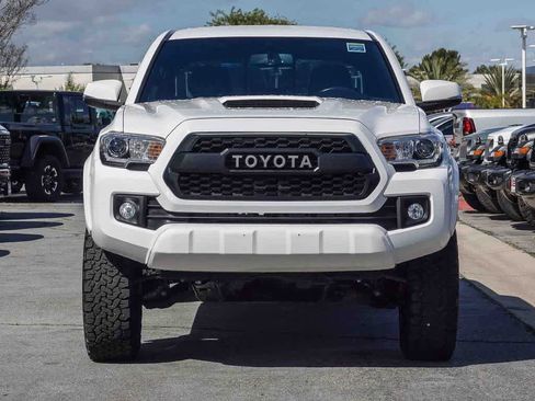 Used 2017 Toyota Tacoma TRD Sport w/ Tow Package (A/T) image 2