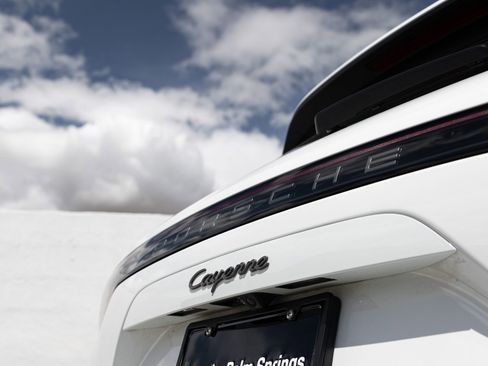Certified 2023 Porsche Cayenne Platinum Edition AWD/4WD image 12