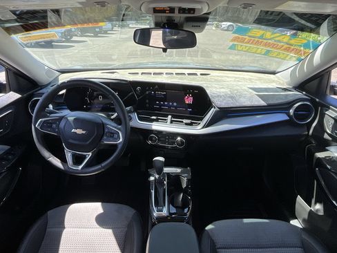 Used 2024 Chevrolet Trax LT w/ LT Convenience Package FWD image 18