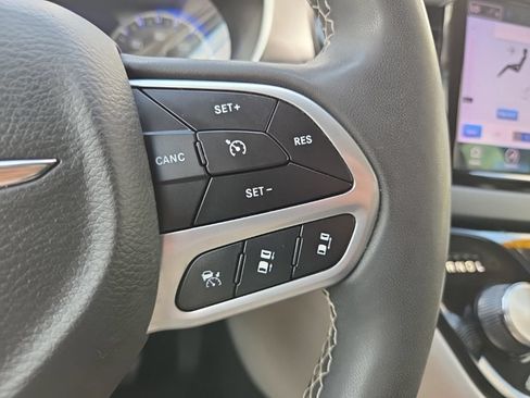 Used 2023 Chrysler Pacifica Touring-L FWD image 33