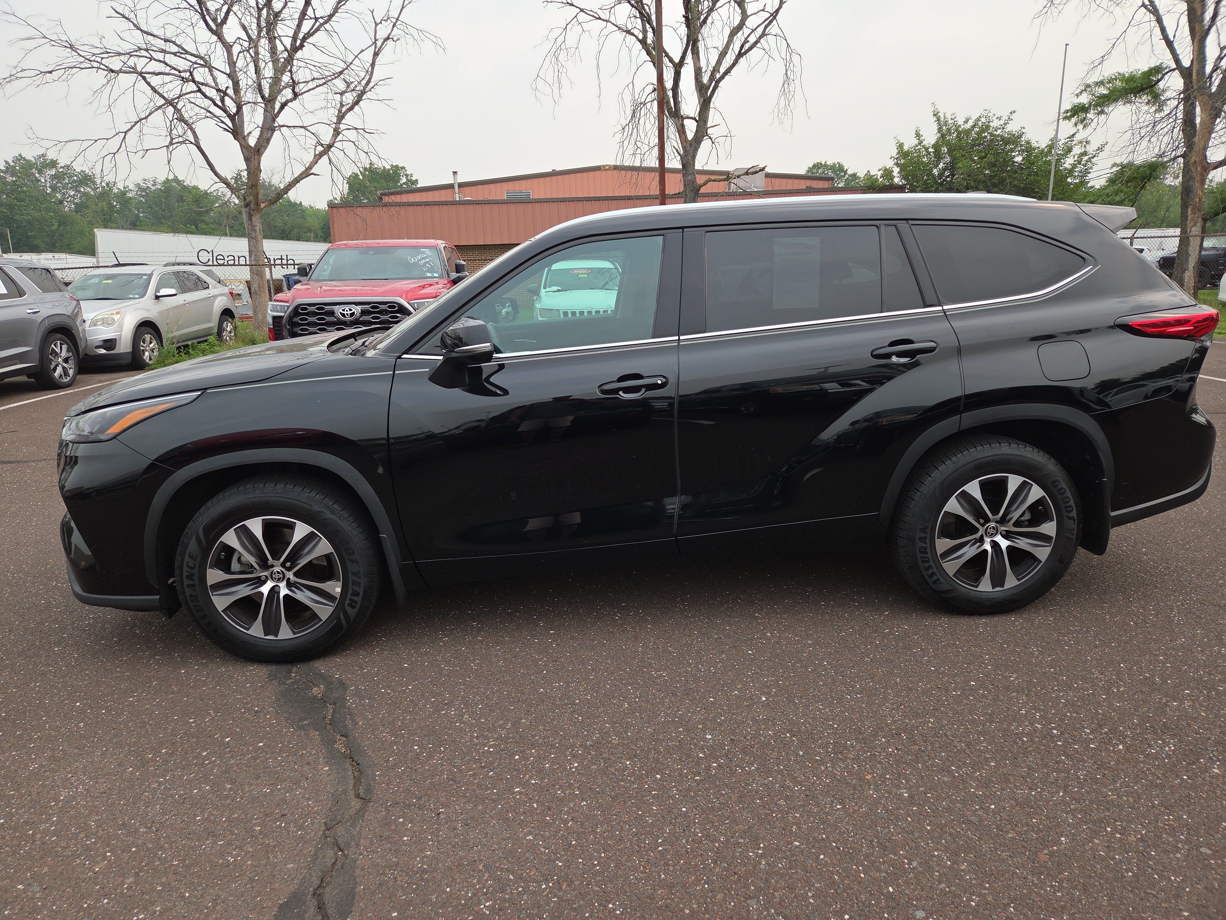 Used 2022 Toyota Highlander XLE AWD/4WD image 6