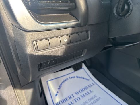 Used 2023 Nissan Rogue SV image 16