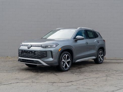 New 2025 Volkswagen Tiguan SE image 1