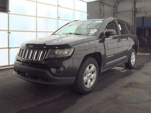 Used 2014 Jeep Compass Latitude FWD image 2