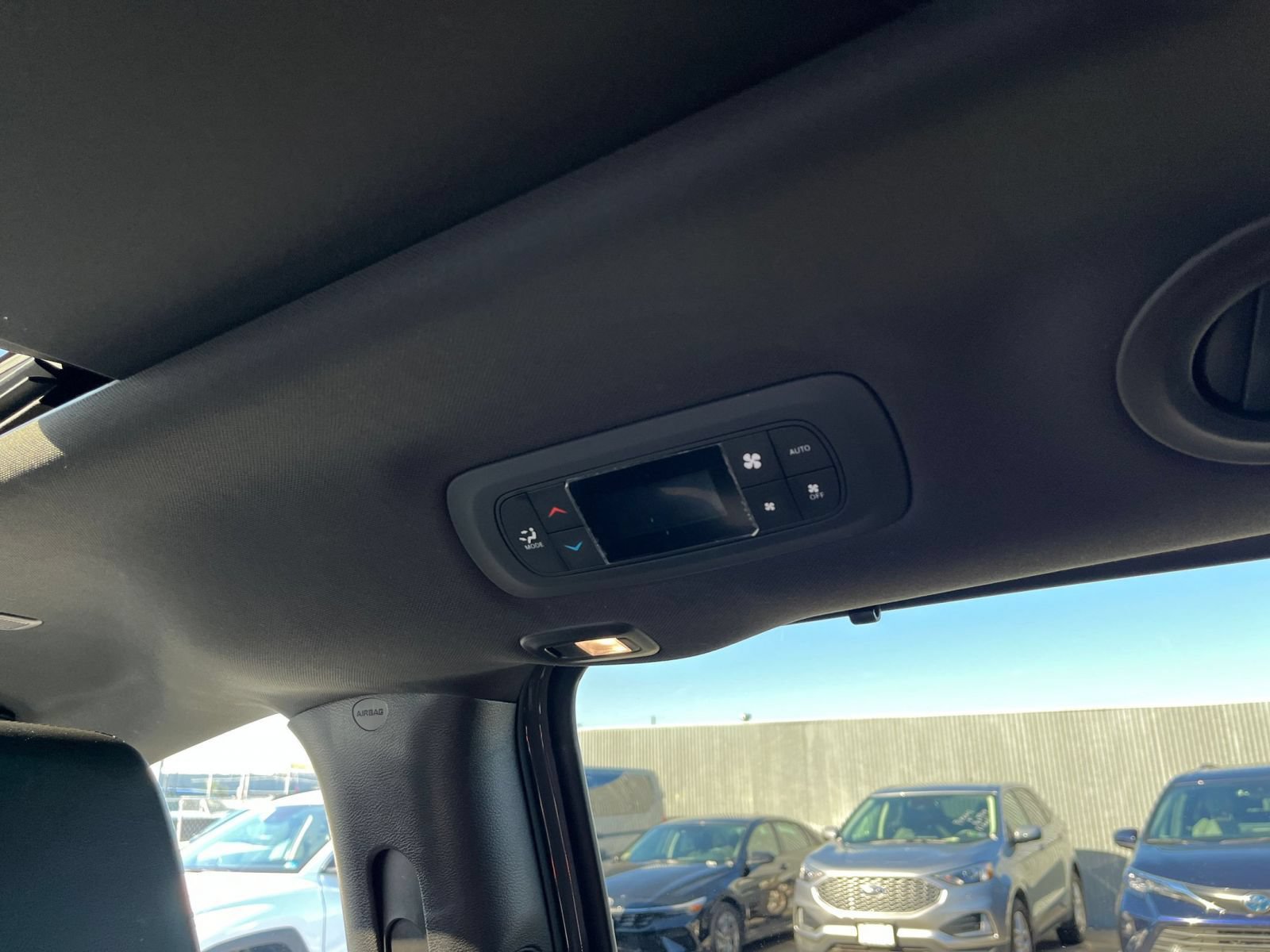 Used 2025 Chrysler Pacifica Limited FWD image 24