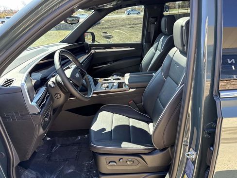 Used 2025 Cadillac Escalade Premium Luxury w/ Touring Package image 6