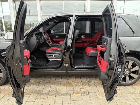 Certified 2023 Rolls-Royce Cullinan w/ Cullinan Package image 41