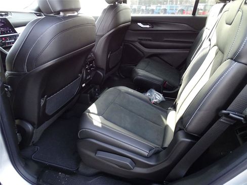 Used 2025 Jeep Grand Cherokee L Altitude image 21