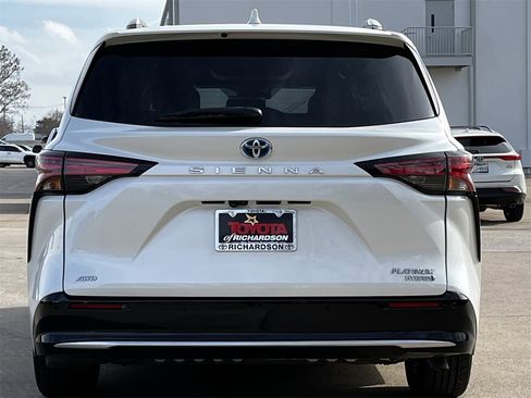 Used 2021 Toyota Sienna Platinum image 5