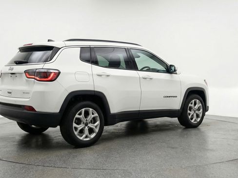 Used 2025 Jeep Compass Latitude image 9