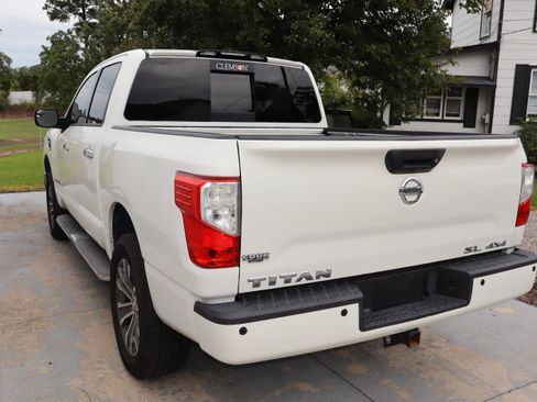 Used 2017 Nissan Titan SL AWD/4WD image 7