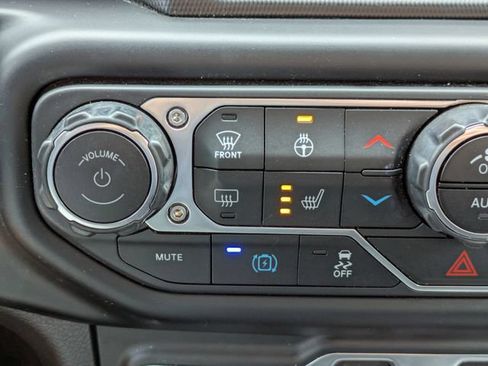 Used 2022 Jeep Wrangler Unlimited Sahara w/ Cold Weather Group AWD/4WD image 22