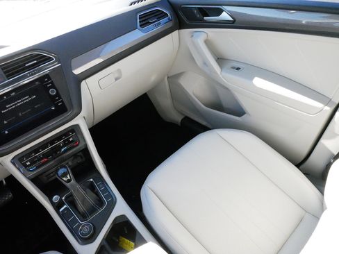 Certified 2022 Volkswagen Tiguan SE w/ Panoramic Sunroof Package image 11