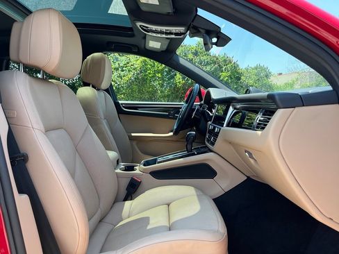 Used 2022 Porsche Macan AWD/4WD image 29