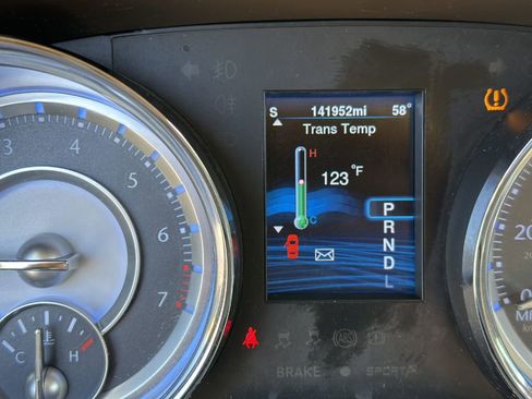 Used 2014 Chrysler 300 C image 5