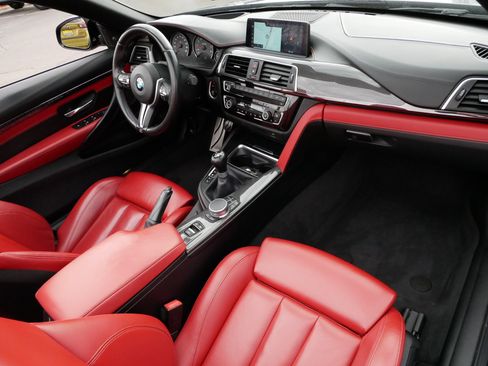 Used 2018 BMW M4 Convertible image 10