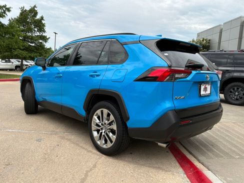 Used 2019 Toyota RAV4 XLE Premium FWD image 8