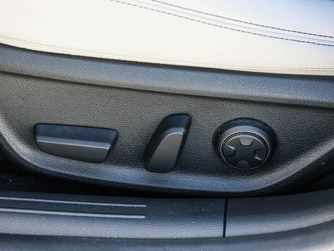 Used 2025 Genesis G70 2.5T image 24