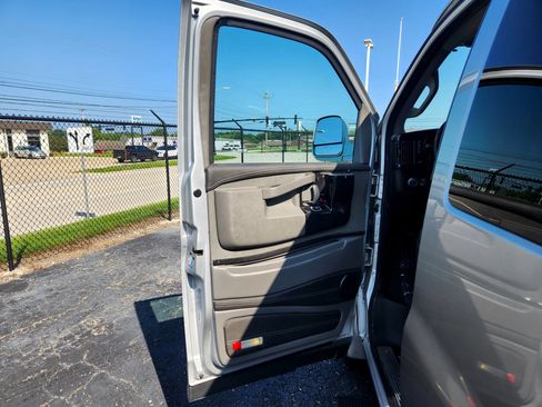 Used 2022 GMC Savana 2500 w/ Enhanced Convenience Package RWD image 22