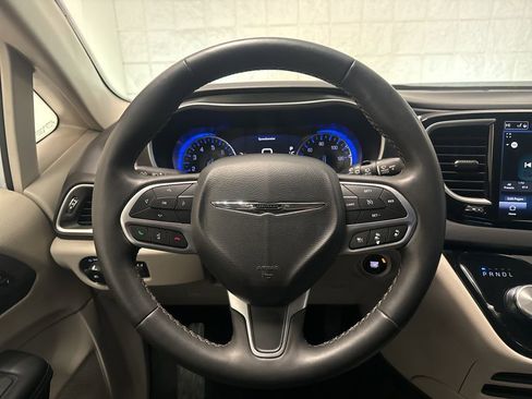 Used 2023 Chrysler Pacifica Touring-L image 18