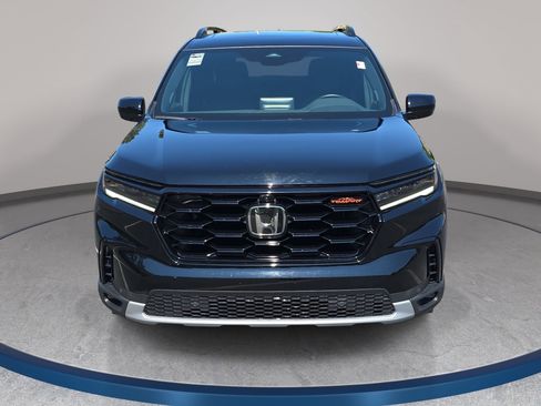 Used 2025 Honda Pilot TrailSport image 2