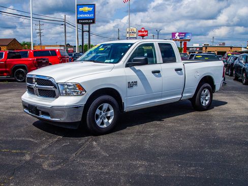 Used 2024 RAM 1500 Classic SLT AWD/4WD image 3