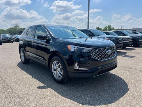 Certified 2024 Ford Edge SEL w/ Convenience Package AWD/4WD image 2
