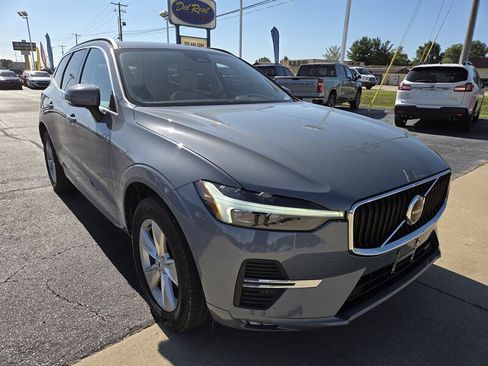 Used 2022 Volvo XC60 B5 Momentum image 1