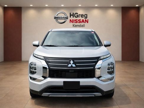 Used 2025 Mitsubishi Outlander AWD image 5