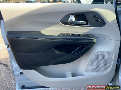 Certified 2024 Chrysler Pacifica Touring-L image 20