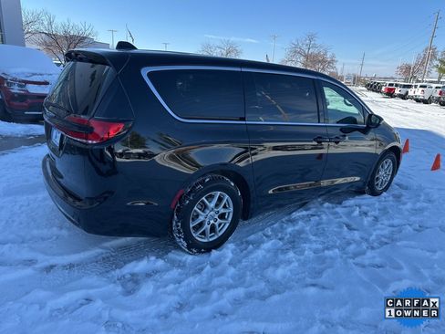 Used 2025 Chrysler Pacifica Select image 34