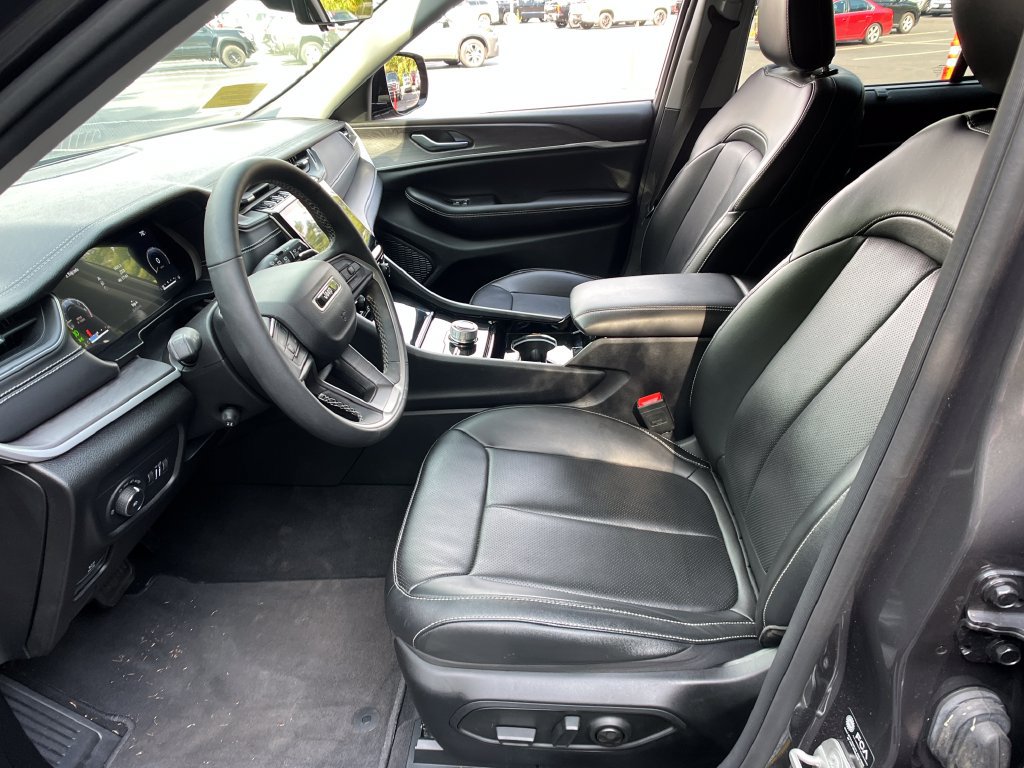 Used 2023 Jeep Grand Cherokee Limited w/ Luxury Tech Group II AWD/4WD image 9