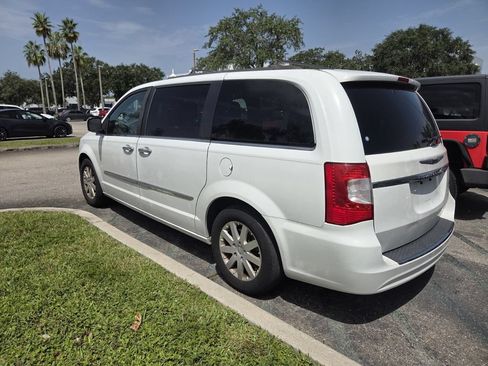 Used 2015 Chrysler Town & Country Touring w/ Driver Convenience Group FWD image 4