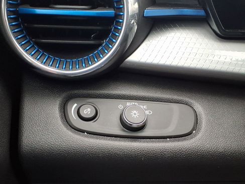 Used 2025 Chevrolet Trax LT w/ LT Convenience Package image 18