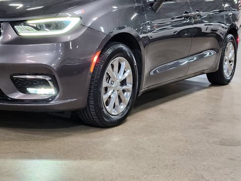 Used 2022 Chrysler Pacifica Touring-L w/ Uconnect Theater Family Group AWD/4WD image 17