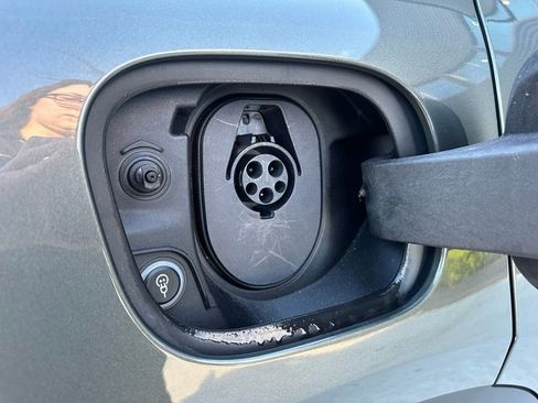 Certified 2025 Porsche Macan Electric image 44