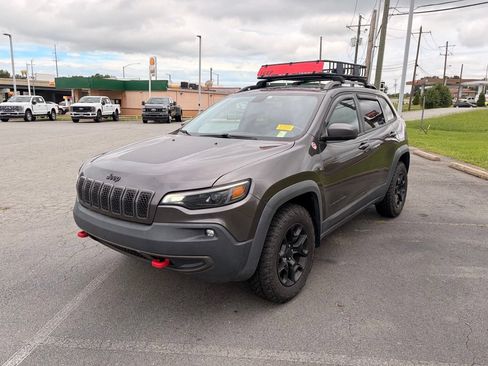 Used 2019 Jeep Cherokee Trailhawk w/ Comfort/Convenience Group AWD/4WD image 3