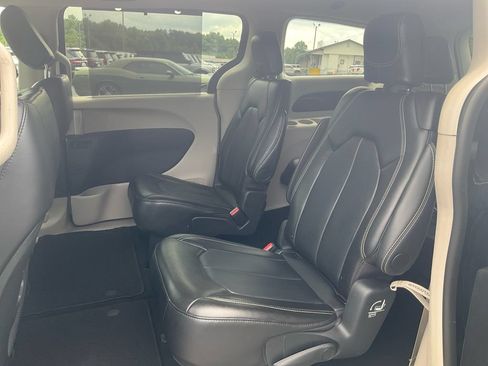 Used 2024 Chrysler Pacifica Touring-L FWD image 14
