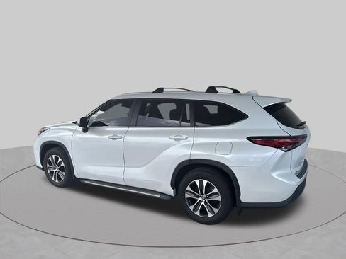 Used 2023 Toyota Highlander XLE FWD image 5