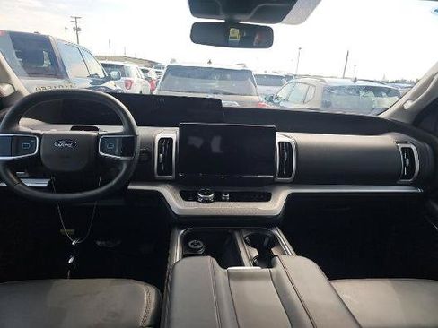 Used 2025 Ford Expedition Active RWD image 4