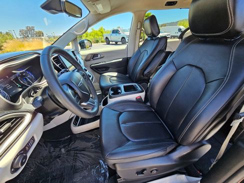Used 2024 Chrysler Pacifica Touring-L FWD image 17