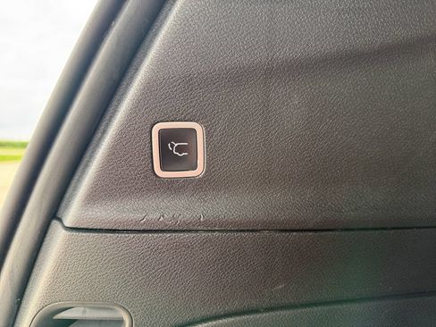 Used 2024 Chrysler Pacifica Limited FWD image 40