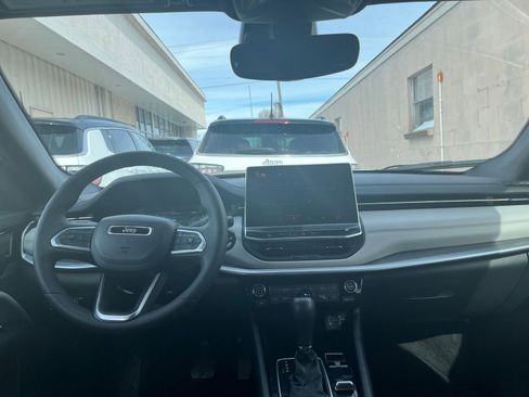 Used 2025 Jeep Compass Limited image 34