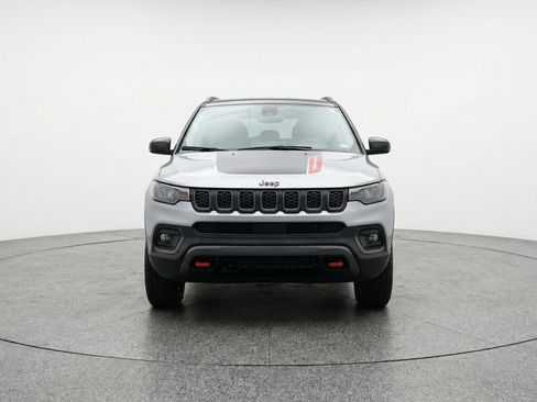 Used 2025 Jeep Compass Trailhawk AWD/4WD image 2