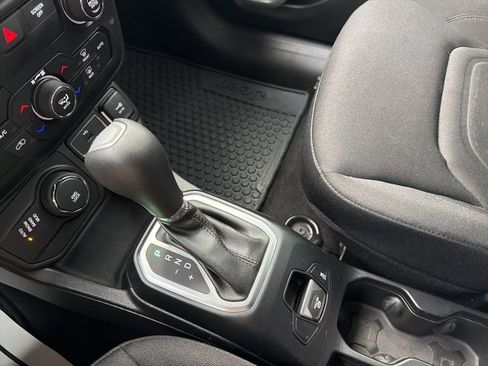 Used 2018 Jeep Renegade Latitude w/ UConnect 8.4 Nav Group image 34